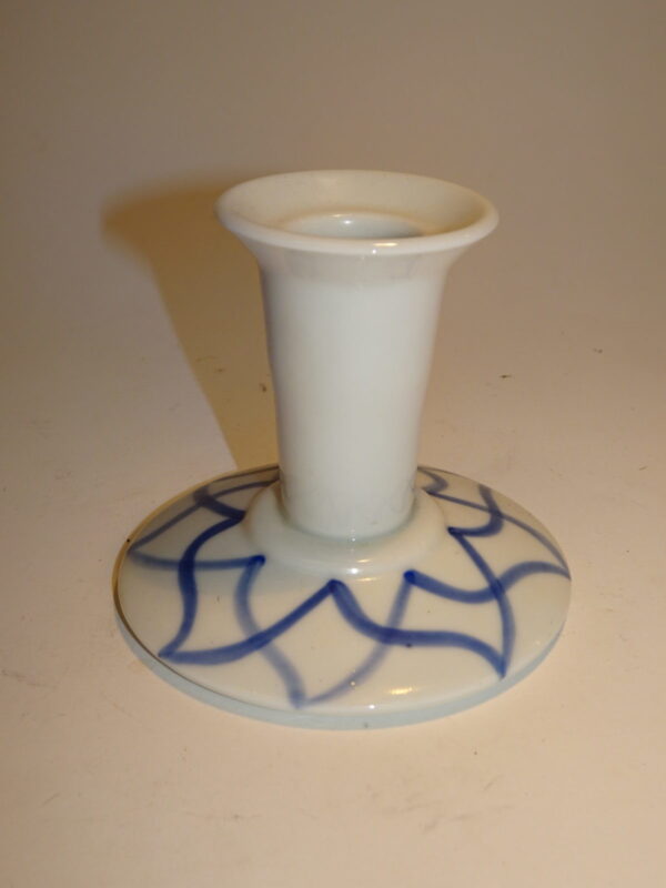 Harlikin stel. Hvid porcelæn med blå harlekintern. Lysestage, h: 8 cm.