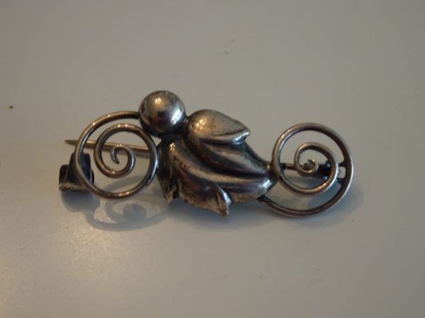 Broche i sølv med stiliseret blad