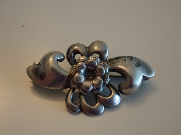 Broche med blomster motiv