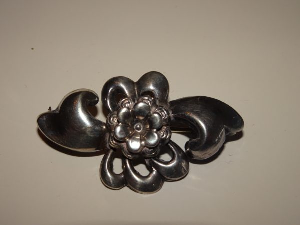 Broche i ægte sølv med blomster motiv