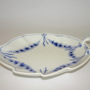 Empire blad assiet / bladfad, Bing & Gørndahl. Porcelæn i hvidt med blåt mønster.