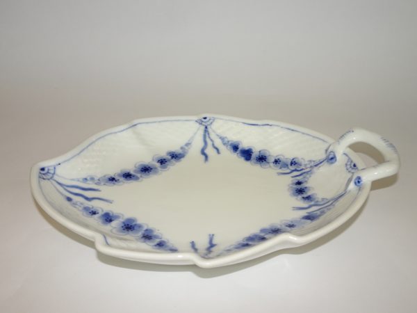 Empire blad assiet / bladfad, Bing & Gørndahl. Porcelæn i hvidt med blåt mønster.
