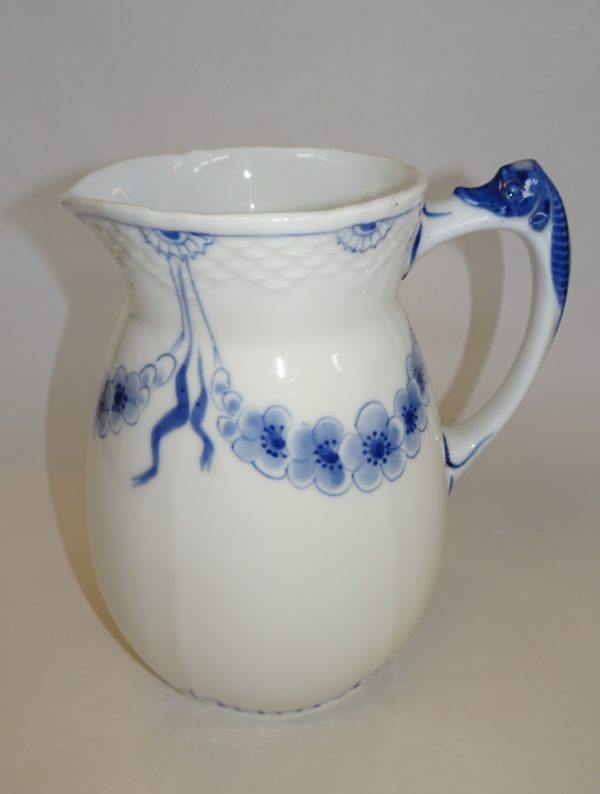 Empire, mælkekande H: 13,5 cm 1. sort., Bing & Grøndahl. I porcelæn, hvid med blåt.