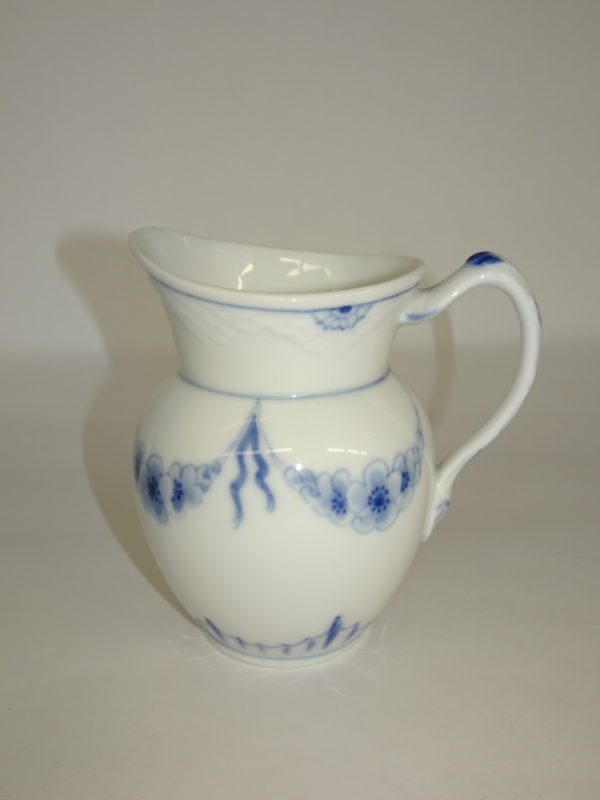 Empire, flødekande H: 9 cm 2. sort., Bing & Grøndahl. Porcelæn i hvidt med blåt.