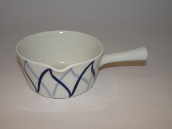 Kasserolle uden låg med blå harlekintern på hvis baggrund. Design Harlekin, Danild, Lyngby Porcelæn