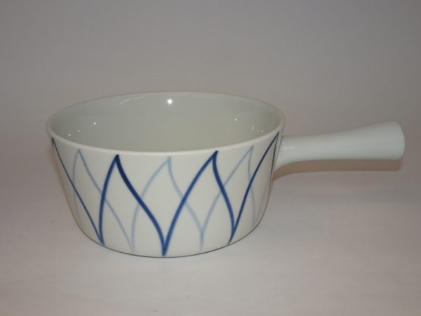 Kasserolle uden låg, Med blå harlekintern på hvid baggrund. Design Harlekin, Danild, Lyngby Porcelæn