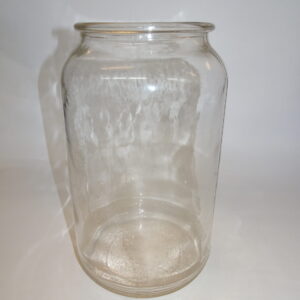 Gammel syltekrukke i klart glas.