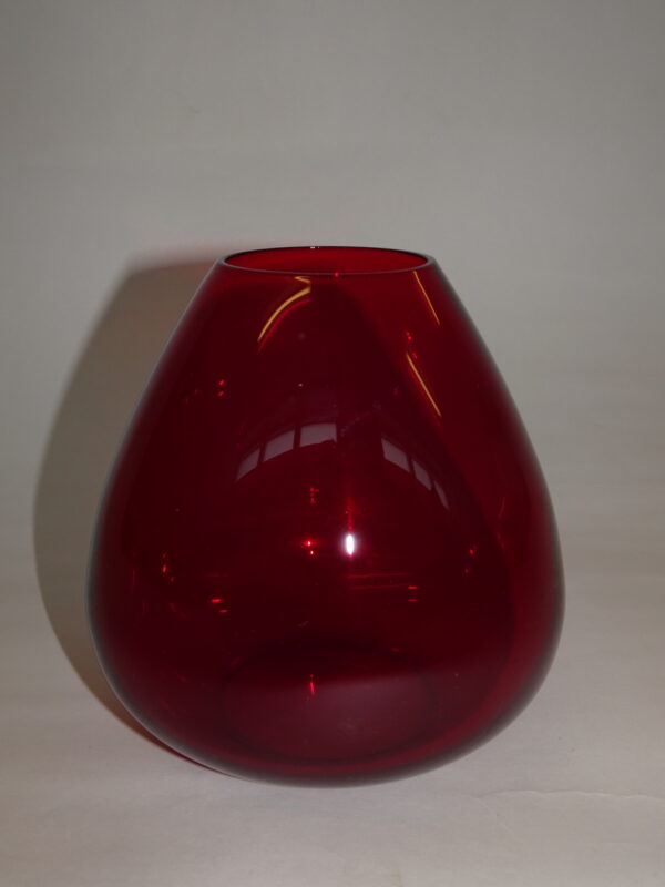 Rubinrødt glas, dråbe vase. H: 11,5 cm, Ruby, Holmegaard