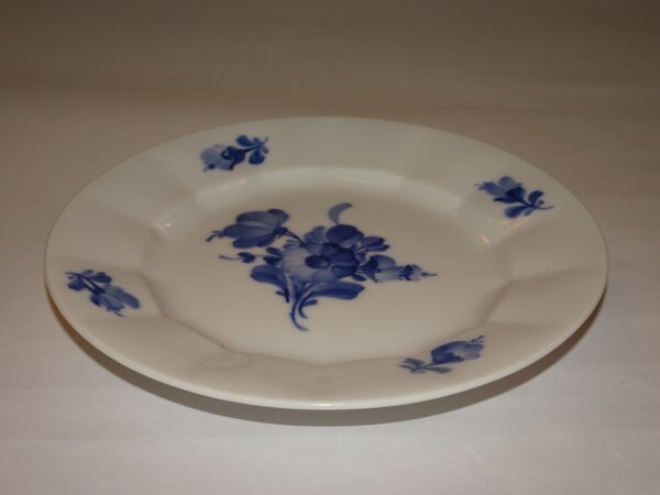 Kagetallerken nr. 10/8553, d: 15 cm, Blå Blomst stel, kantet, Royal Copenhagen. Hvis porcelæn med blå blomster.
