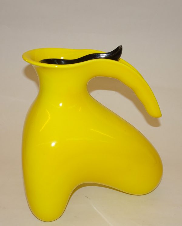 Billede af tekande i gul fajance med sort låg, designet af Ole Jensen for Royal Copenhagen