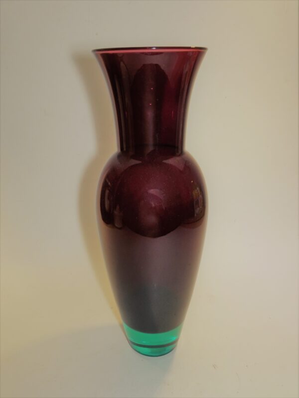 Harlekin vase designet af Anja Kjær i aubergine og grønt glas, Holmegaard