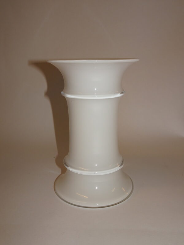 Hvid glas vase h: 14 cm, MB Michael Bang, Holmegaard. Hvis glas vase.