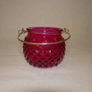 Lygte til fyrfadslys, kan hænges op. Rødviolet presset glas.