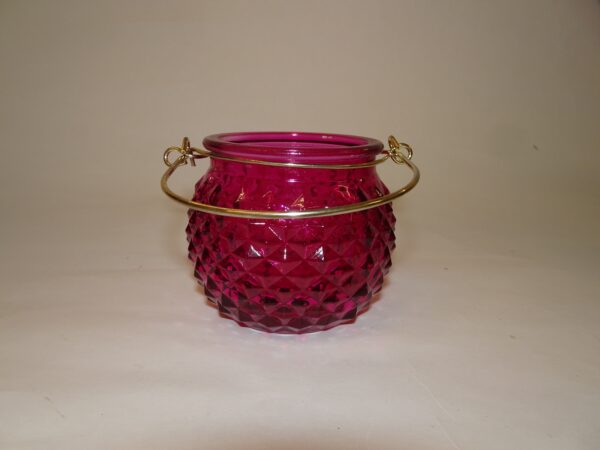 Lygte til fyrfadslys, kan hænges op. Rødviolet presset glas.