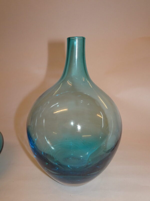 Smuk vase i petroleumsfarvet glas, håndlavet