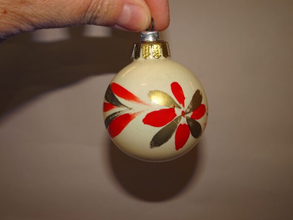 Hvid med håndmalede blomster, julekugle d: 7 cm, retro