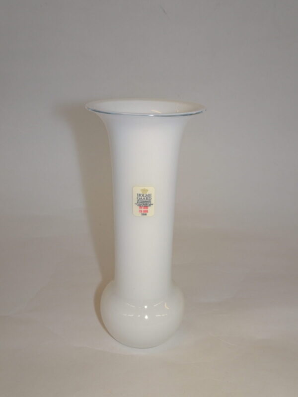 Hvid glas vase h: 12,5 cm, Trompet, Holmegaard