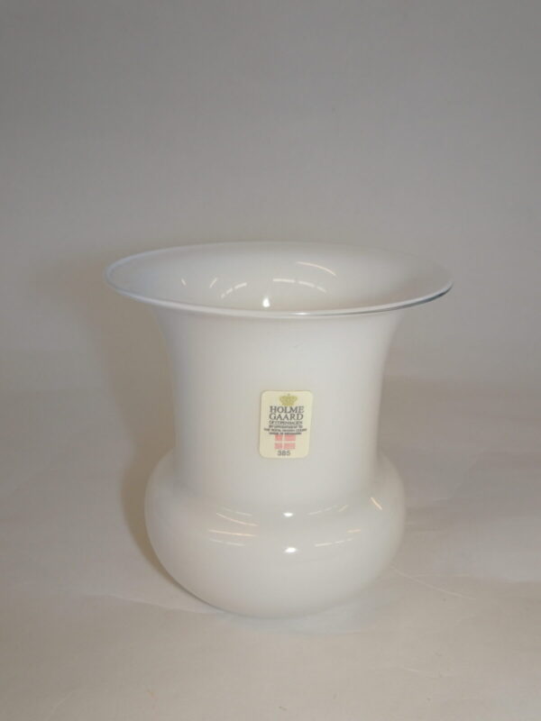 Hvid glas vase h: 9,5 cm, Trompet, Holmegaard Glasværk