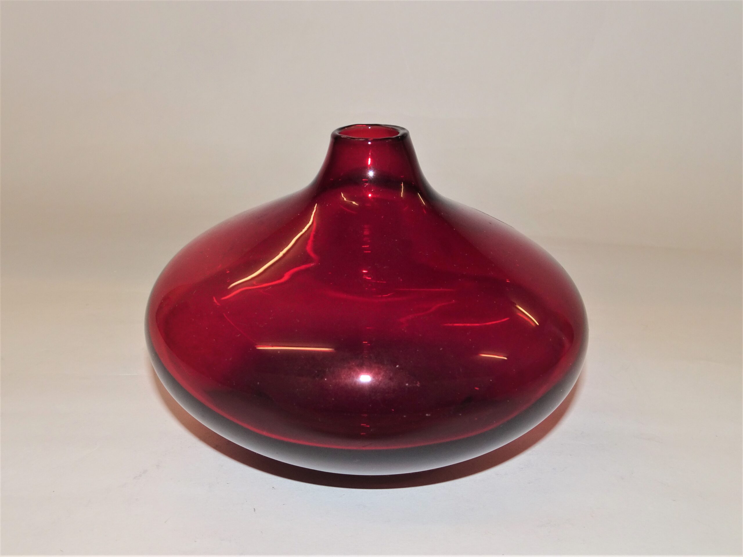 Sweeten robot overse Vase i rødt glas h: 9 cm, moderne design, håndlavet -