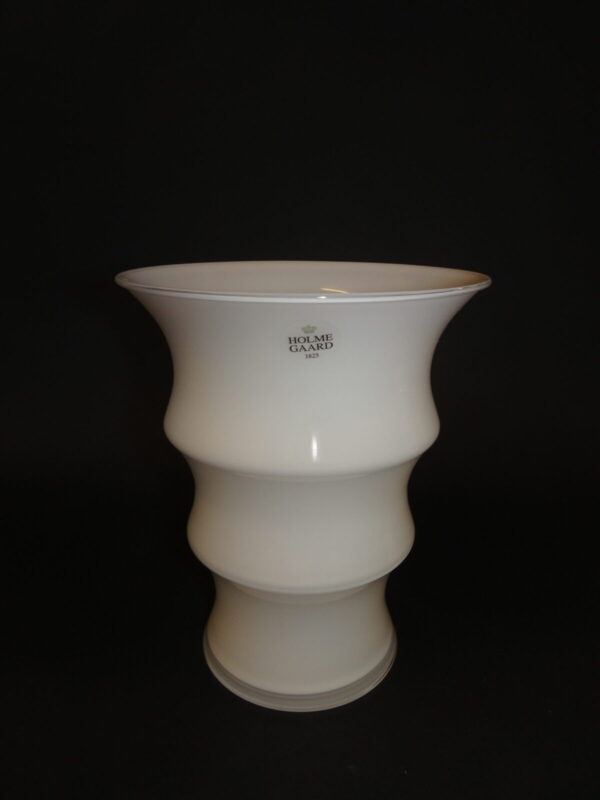 Hvid glasvase h: 17 cm, Karen Blixen, Holmegaard Glasværk
