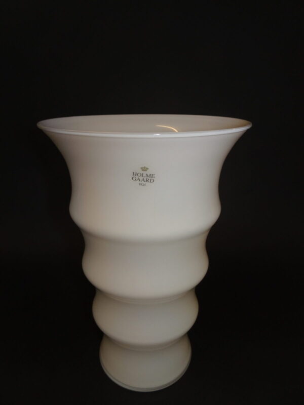 Vase i hvidt glas h: 23 cm, Karen Blixen, Holmegaard Glasværk