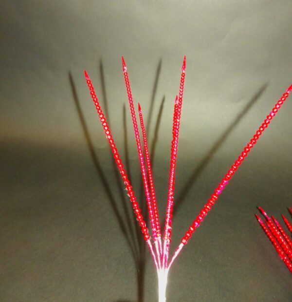 Pyntegren med mini glaskugler i rød