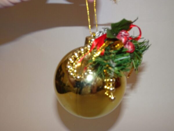 Juletræskugle i guld med gran, plastik, retro