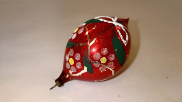 Antik juletræskugle i rød med håndmalet mønster