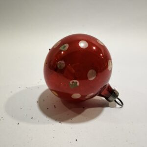 Julekugle, rød med prikker, gammel